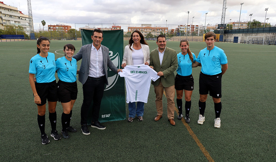 Imagen del artículo La Junta y la Federación Andaluza de Fútbol acuerdan formar como árbitros a menores tutelados y extutelados